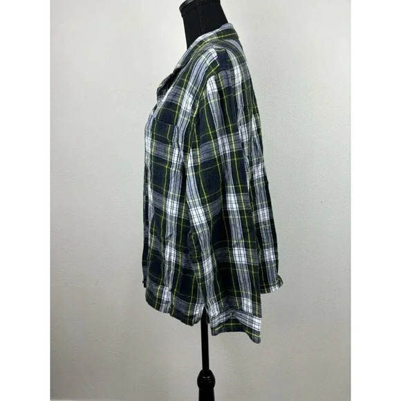 LL Bean Button Front Flannel Shirt Size Medium Relaxed Fit Plaid 100% Cotton - Picture 2 of 10